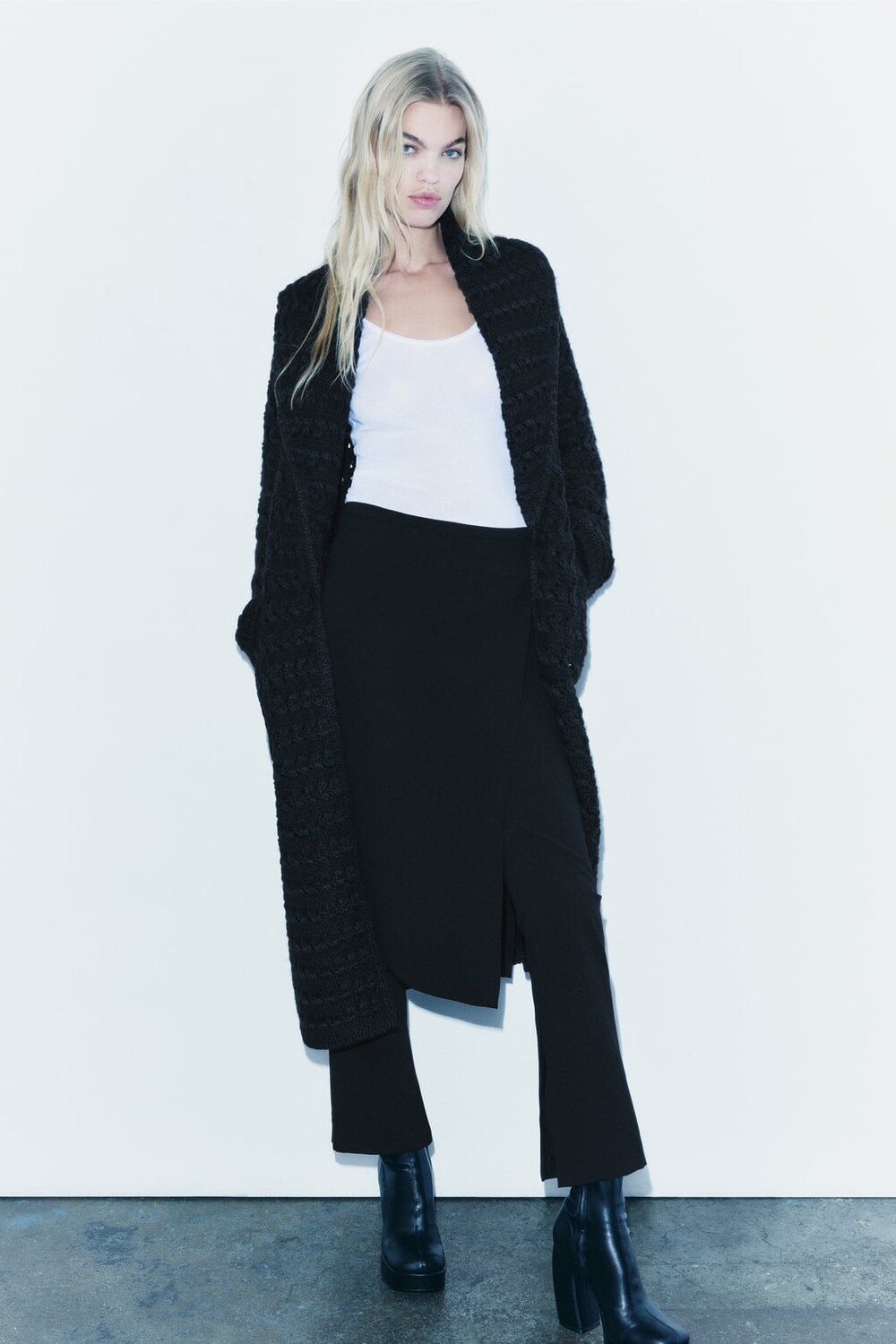 

Текстурированное длинное пальто вязки ZARA, черный
