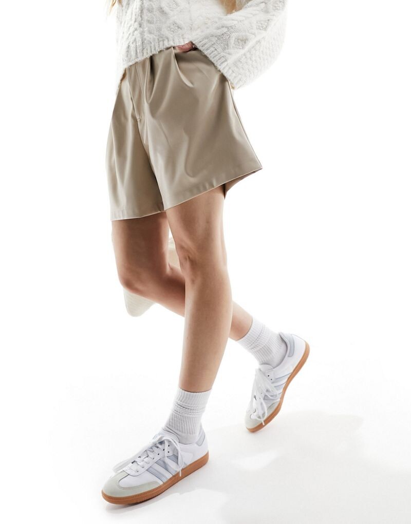 

Коричневые шорты из искусственной кожи ASOS DESIGN