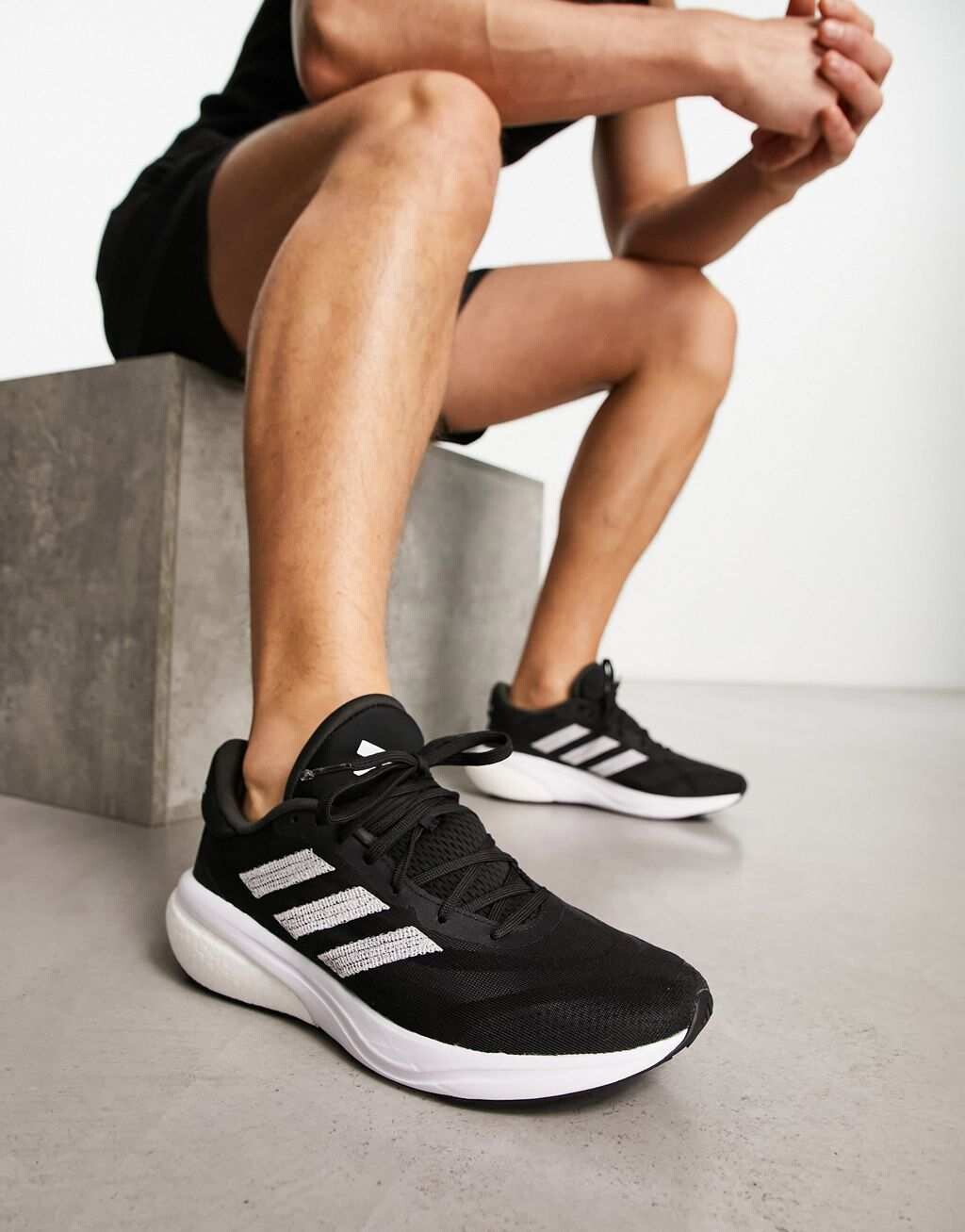 

Черно-белые кроссовки adidas Running Supernova 3