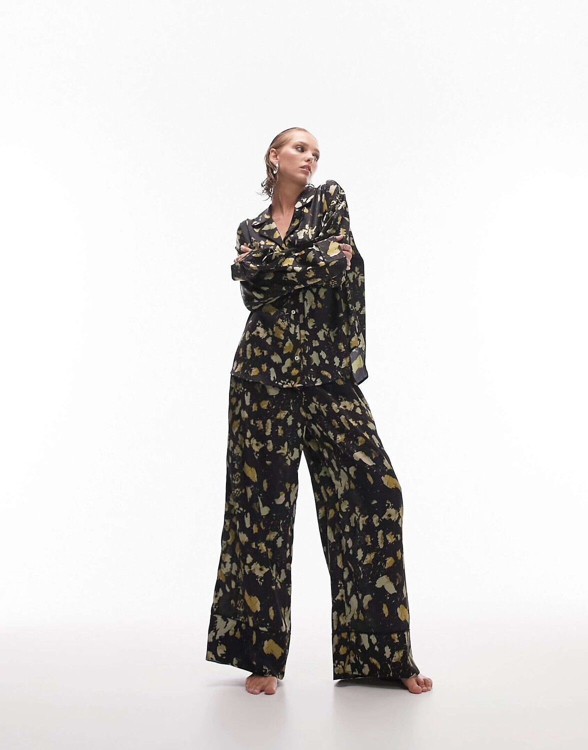 

Topshop Черная атласная пижама из рубашки и брюк с принтом животных в стиле гранж Topshop Petite