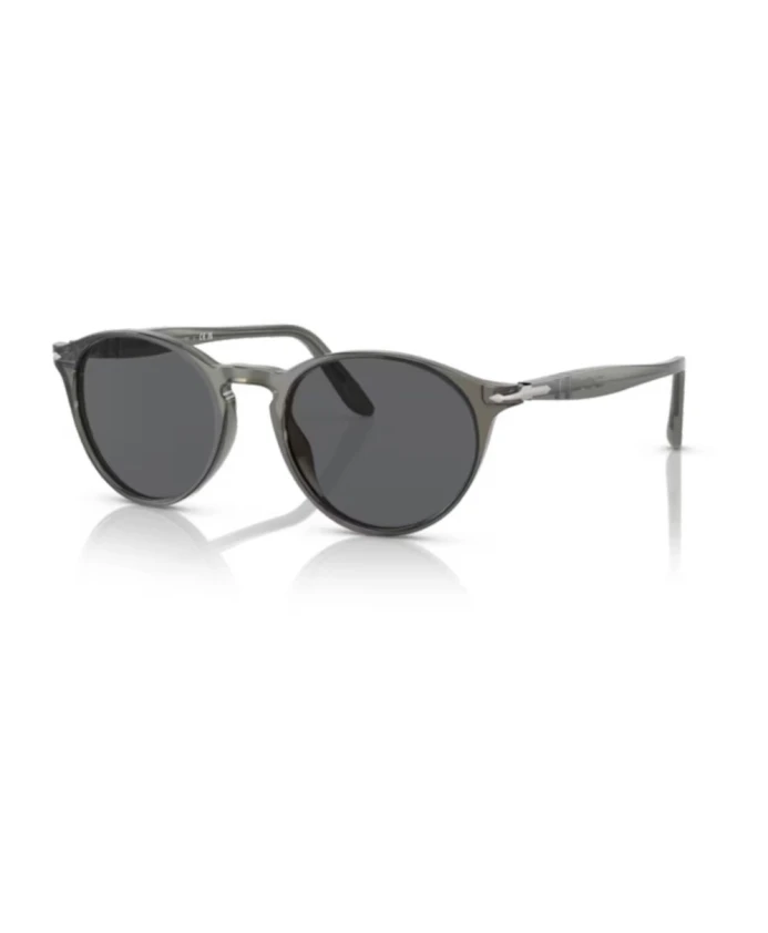 

Коллекция солнцезащитных очков в вневременном стиле Persol, серый