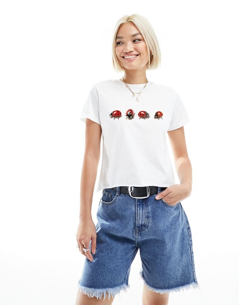 

Белая укороченная футболка с изображением божьей коровки ASOS
