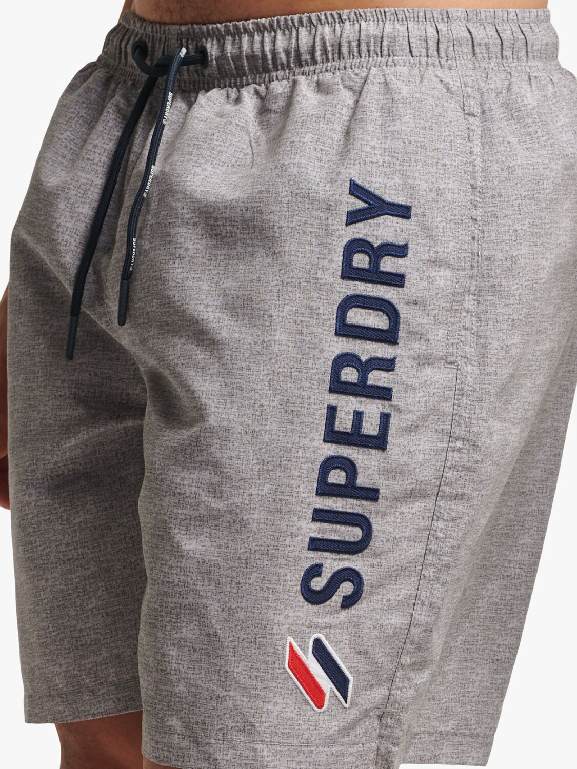 

Шорты для плавания Superdry Code Applique, 19 дюймов из переработанного материала, серебристо-серая зернистость