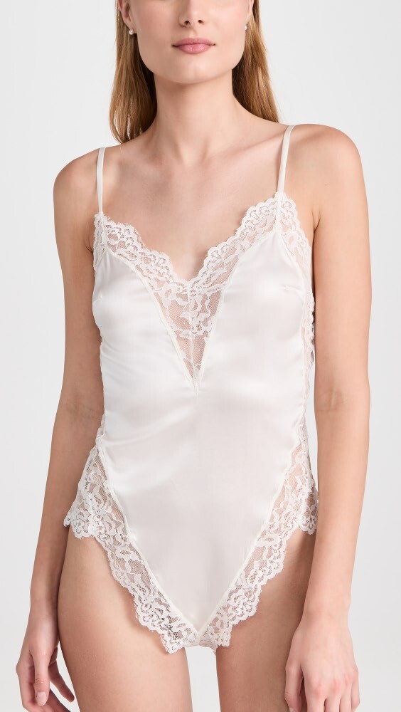 

Стринги Fleur du Mal Venus Lace Trim Silk Teddy, слоновая кость
