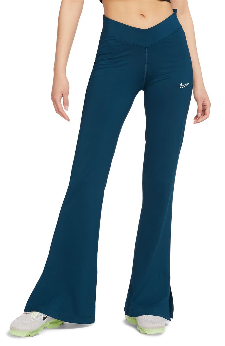 

Расклешенные леггинсы со средней посадкой Sportswear NIKE