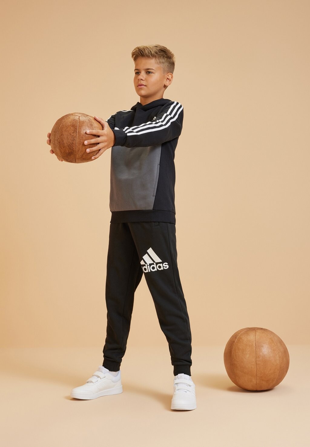 

Толстовка Tiberio 3-Stripes Colorblock adidas Performance, чёрный/белый/серая пять