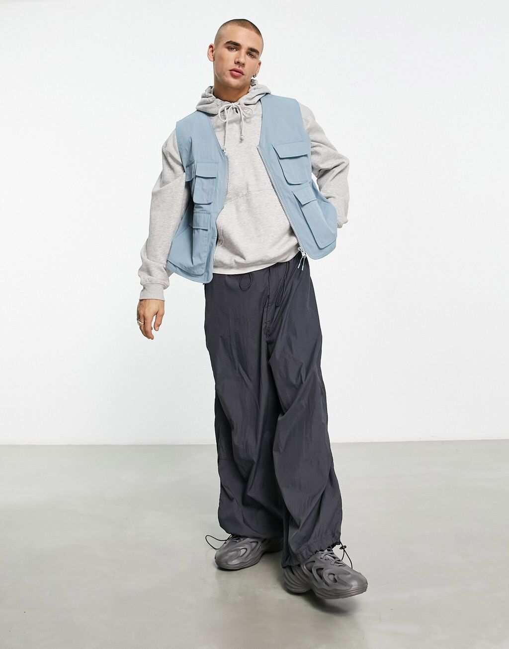 

Голубой практичный жилет с карманами ASOS DESIGN