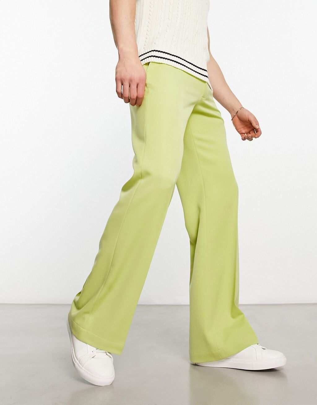 

Светло-зеленые расклешенные брюки ASOS DESIGN