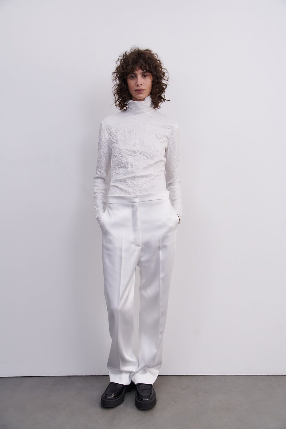 

Жатый топ с молниями ZARA, белый