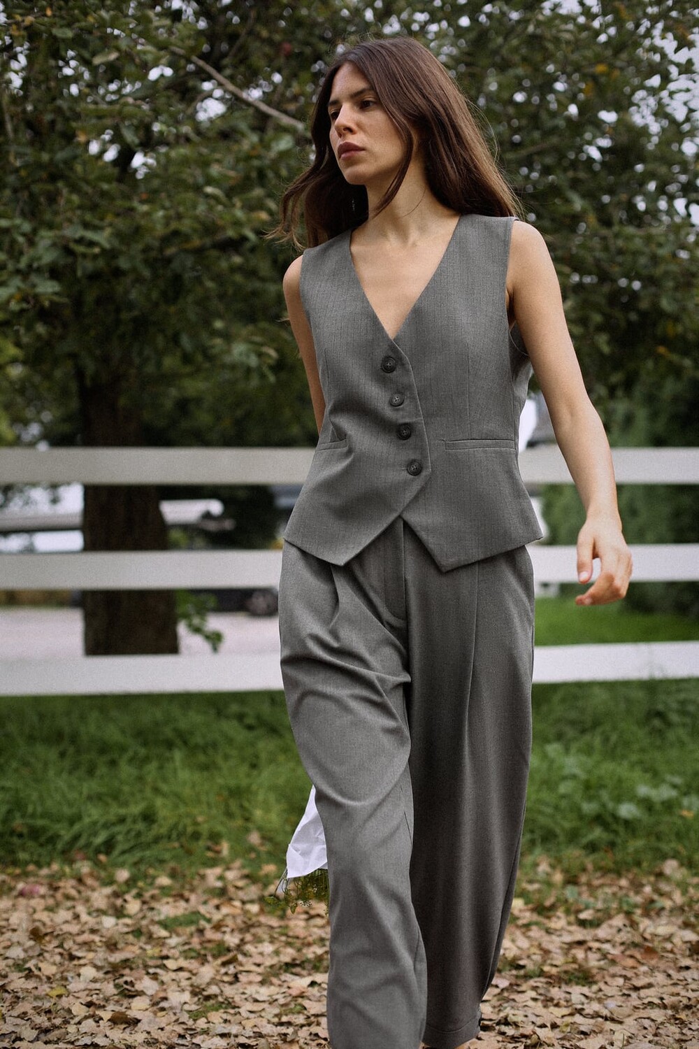 

Строгий жилет с асимметричной застежкой ZARA, серый