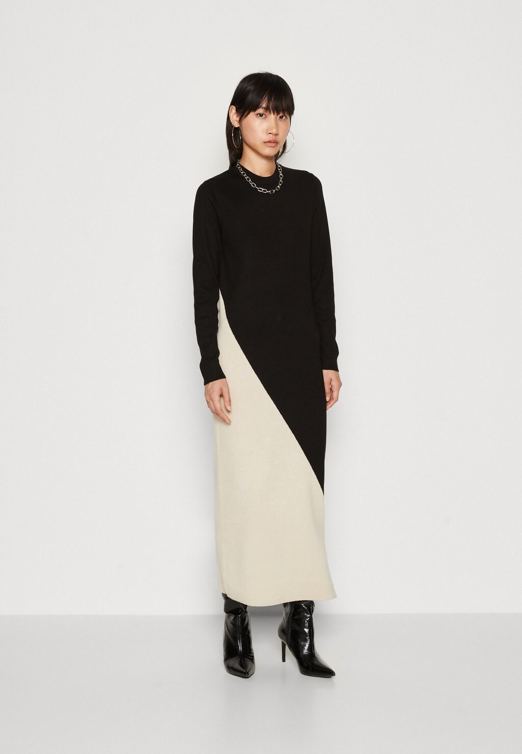 

Широкое платье Object OBJESTER DRESS, цвет black/sandshell