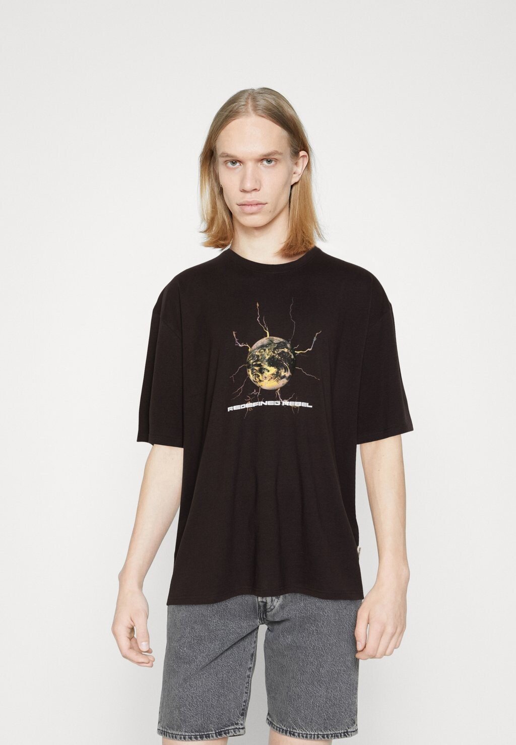 

Футболка с принтом RRHARLAN TEE PLUS Redefined Rebel, бристольский черный