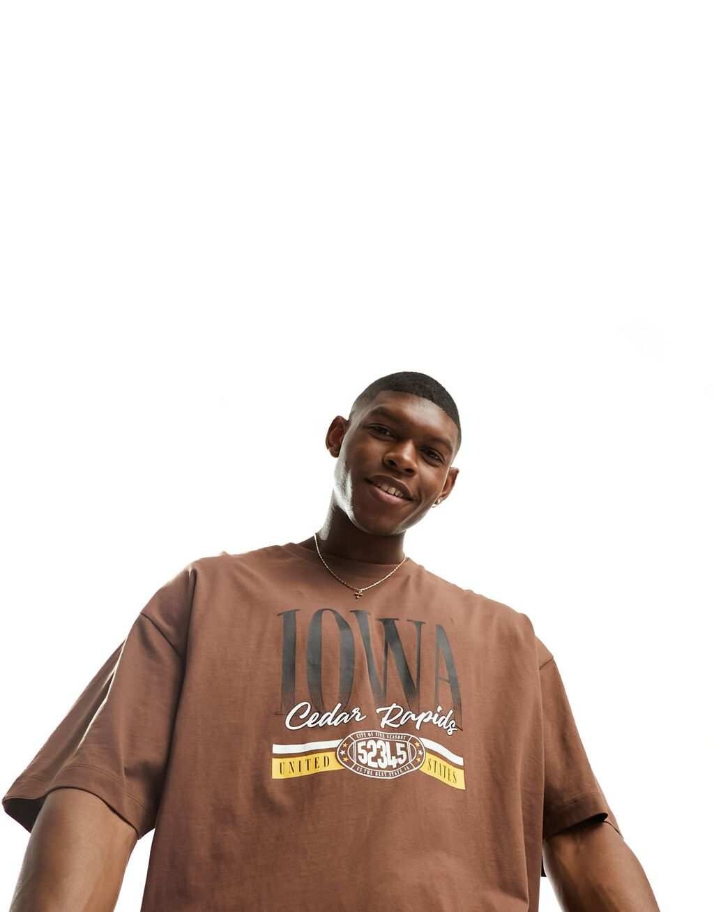 

Коричневая футболка оверсайз с городским принтом на груди ASOS DESIGN