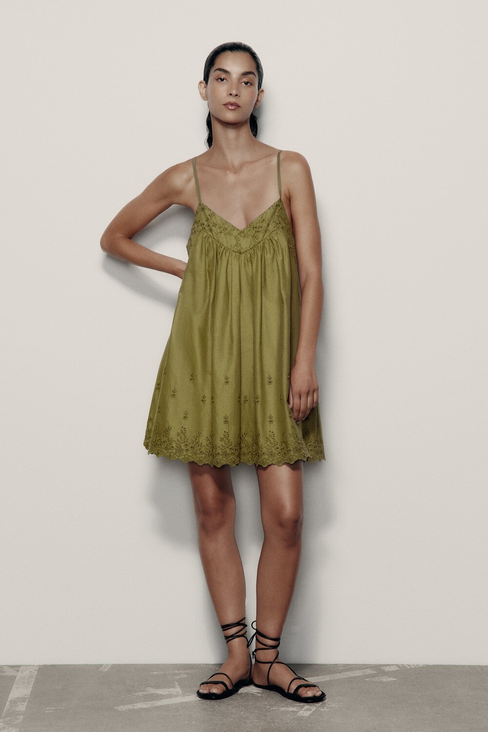 

Платье с вышивкой Zara, светлый хаки