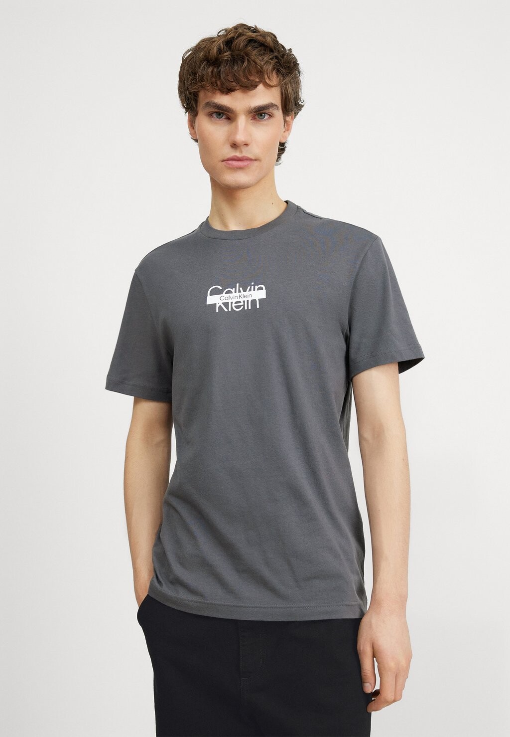 

Футболка с принтом Cut Through Logo Calvin Klein, цвет iron gate
