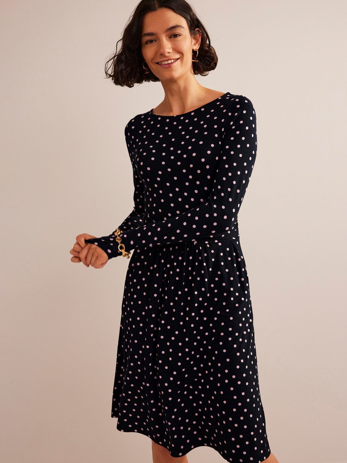 

Трикотажное платье Boden Abigail Spot Ecovero, черный/молочный коктейль