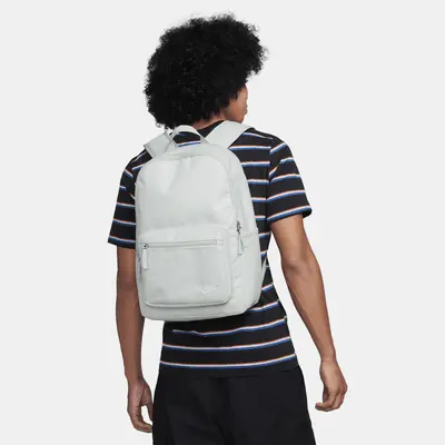 

Рюкзак Nike Heritage Eugene Backpack (23л), цвет Light Silver/Light Silver/Phantom