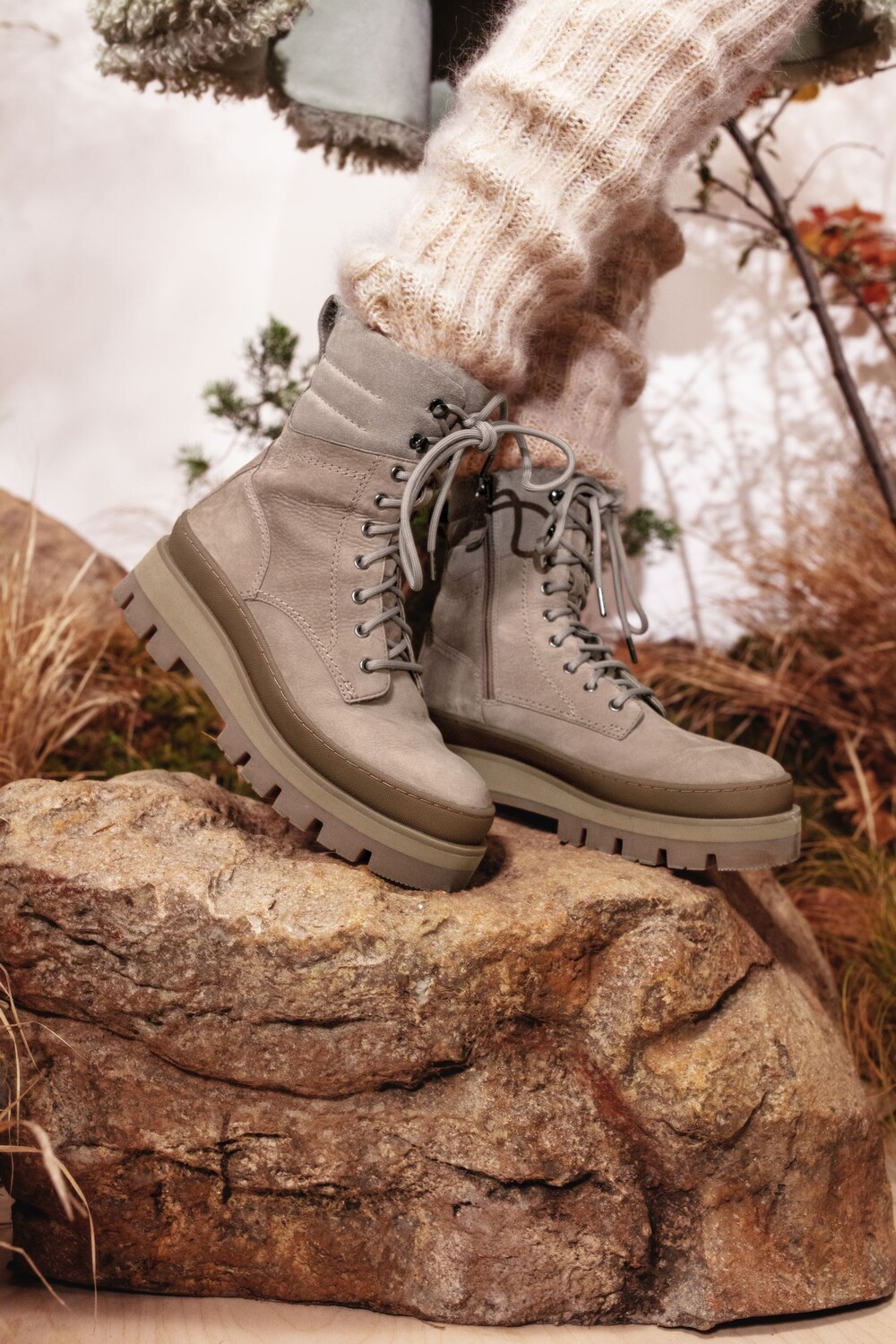 

Походные ботинки Orianna2 из галечного нубука Clarks, коричневый