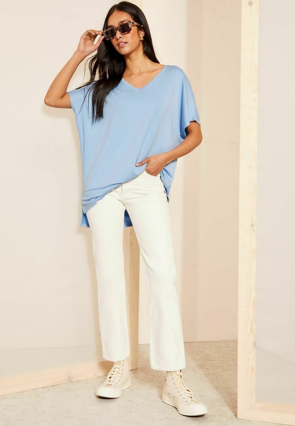 

Базовая футболка V NECK PETITE Friends Like These, синий