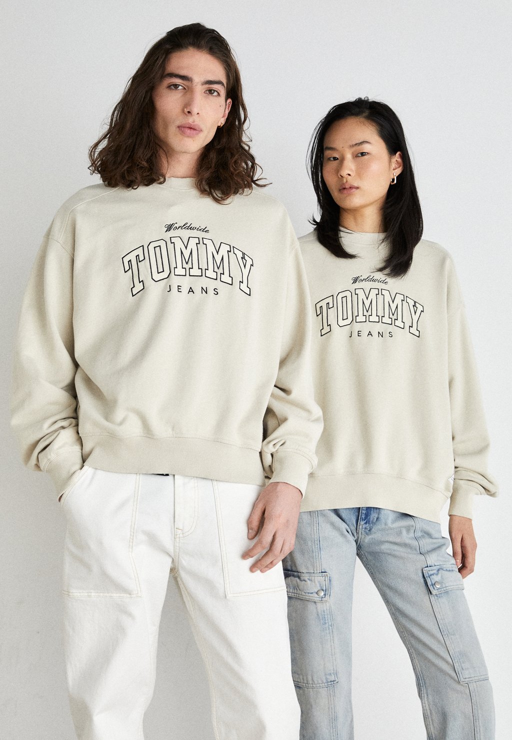 

Толстовка Tommy Jeans BOXY VARSITY CREW UNISEX, бежевый