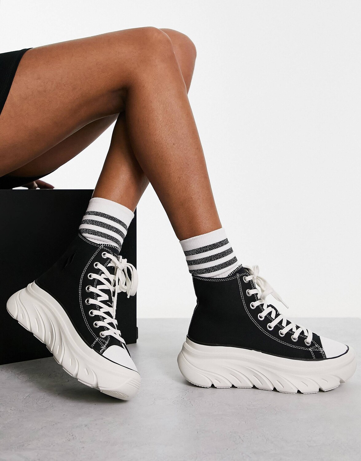 

Черные высокие кеды из плотной ткани Skechers Funky Street