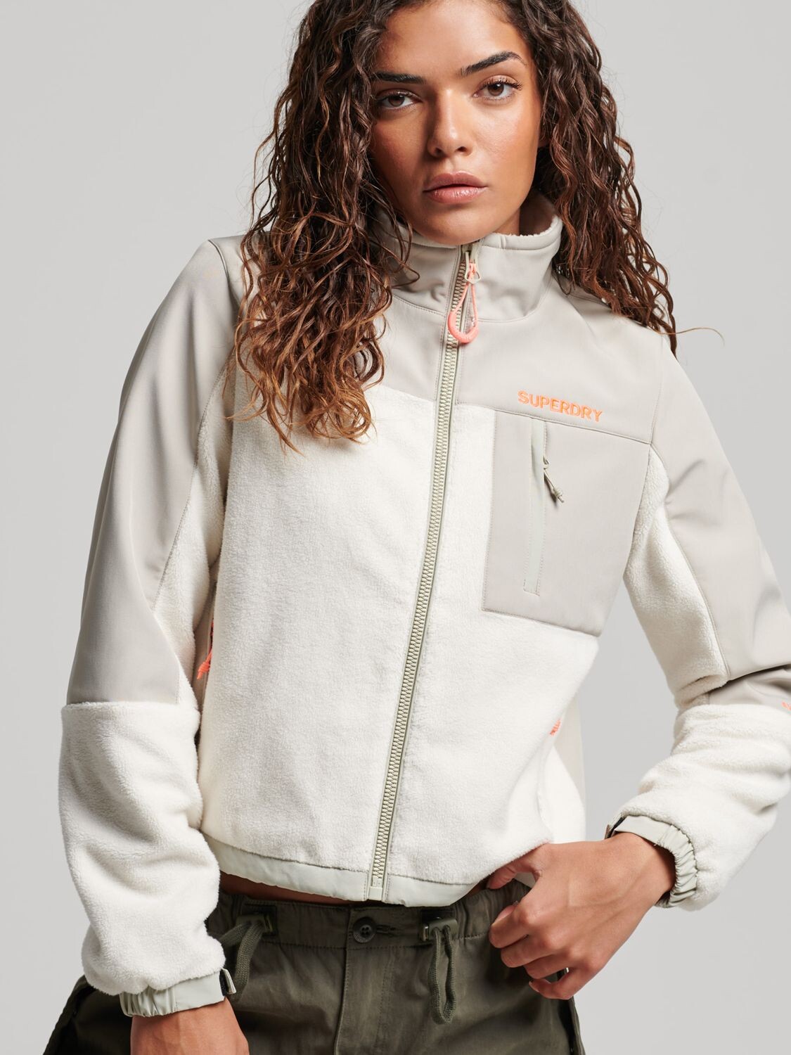 

Гибридная треккерская куртка Superdry Code, цвет Рисовый белый