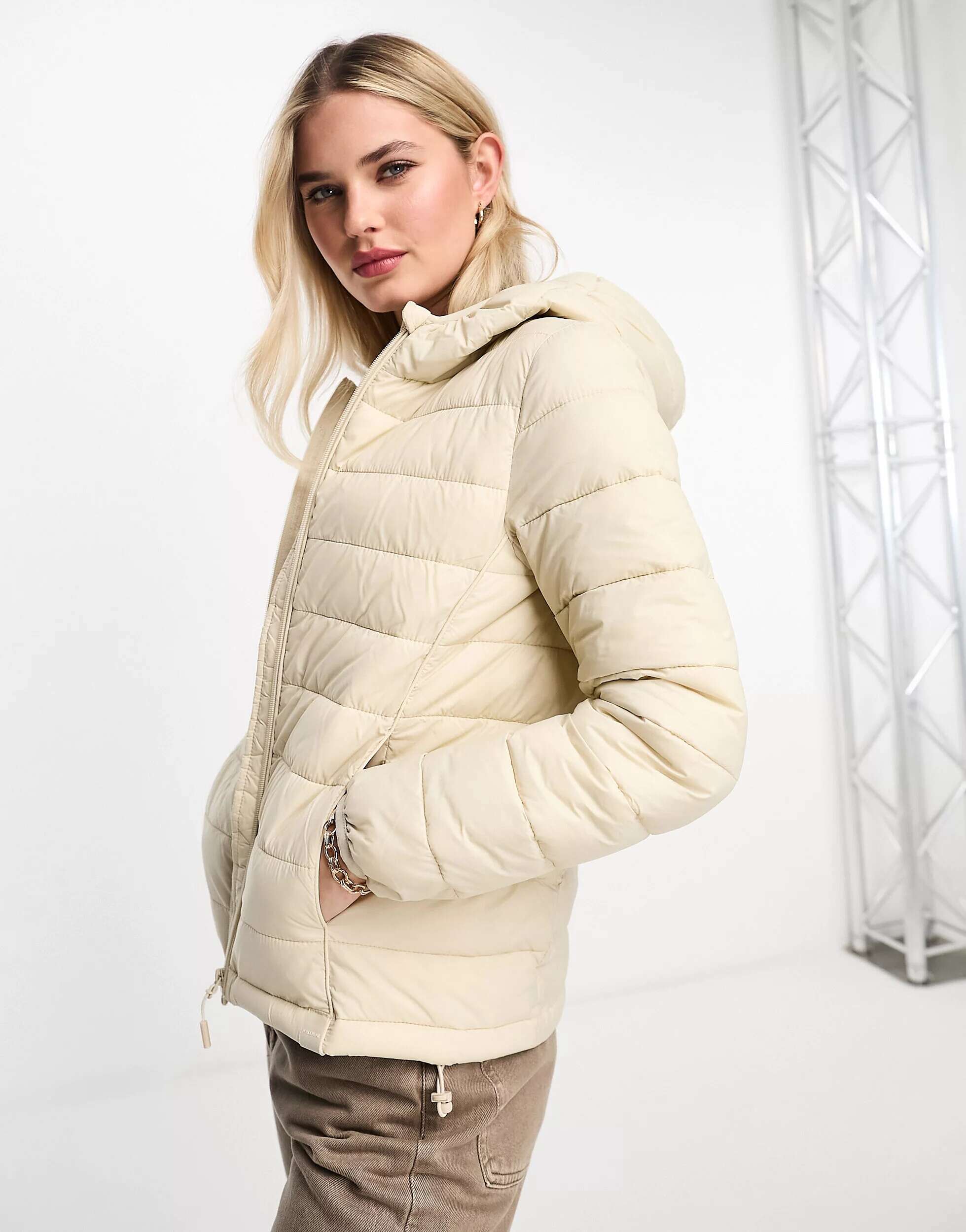 цена Утепленное пальто с капюшоном Pull&Bear цвета экрю
