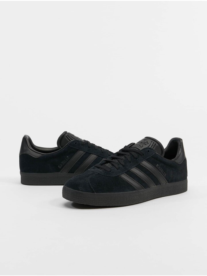 

Кроссовки на шнуровке adidas, черный