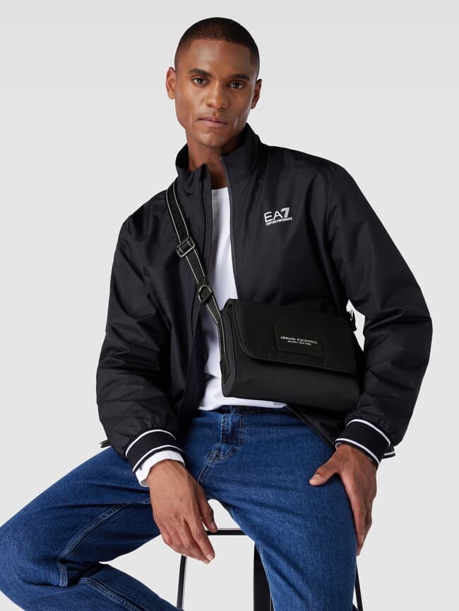

Сумочка с магнитной застежкой и регулируемым ремнем через плечо ARMANI EXCHANGE, черный