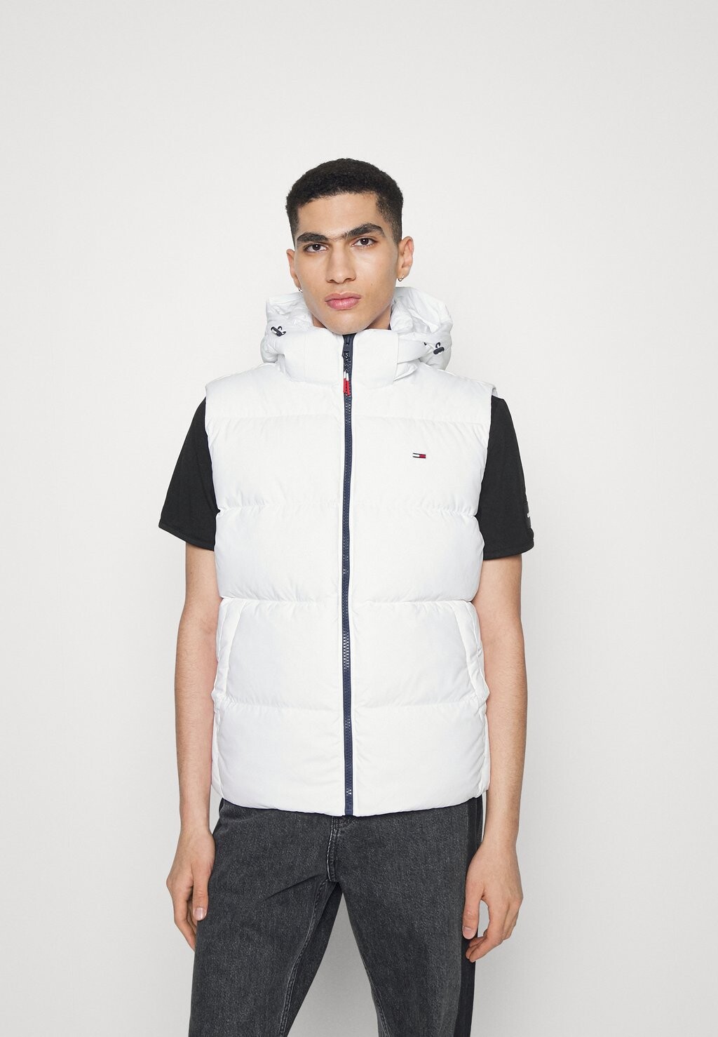 

Без рукавов ЖИЛЕТ ESSENTIAL Tommy Jeans, белый