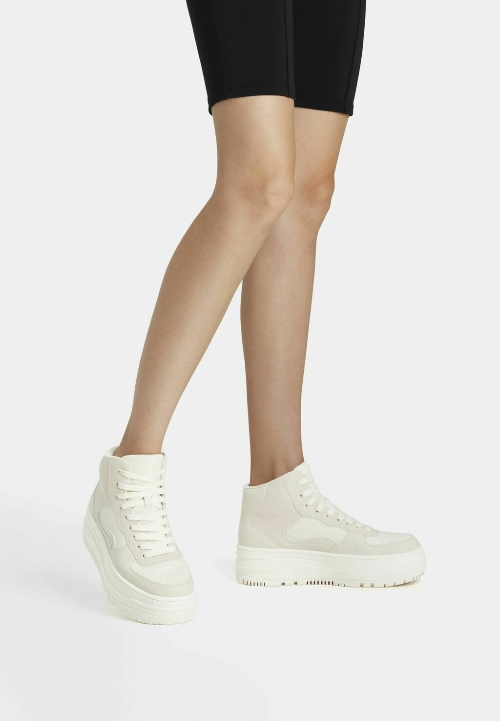 

Высокие кроссовки Bershka, бежевый