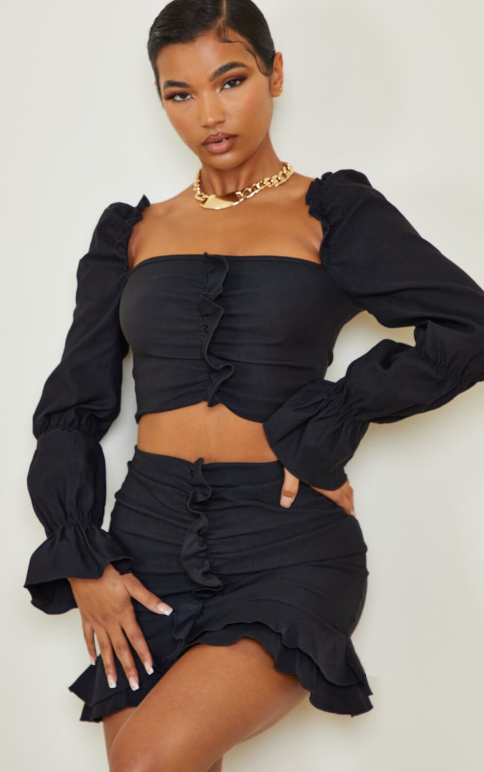 

PrettyLittleThing Черный укороченный топ с длинными рукавами и рюшами спереди из эластичной ткани