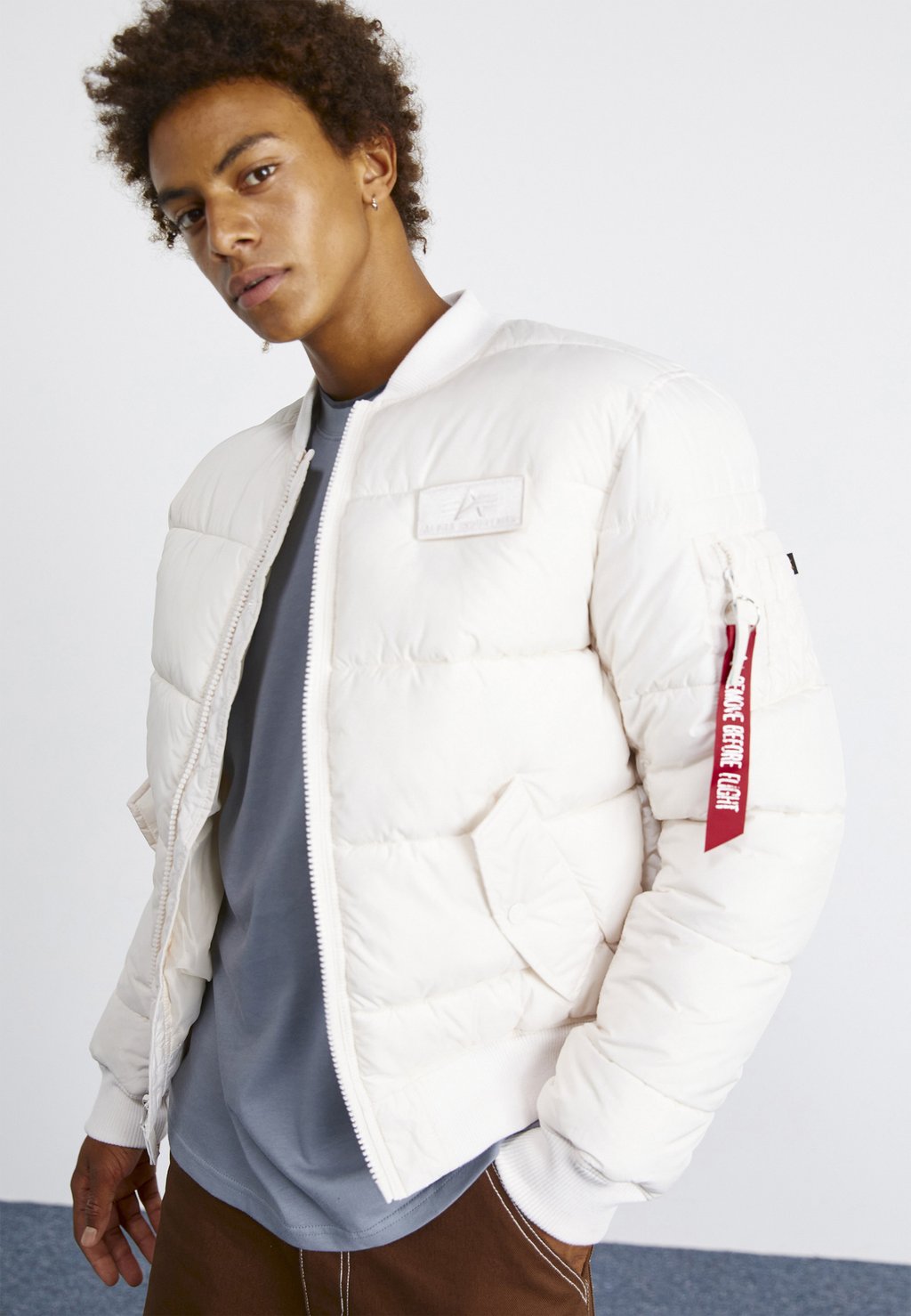 

Ветровка Alpha Industries MA-1 PUFFER BOMBER, реактивная струя, белый