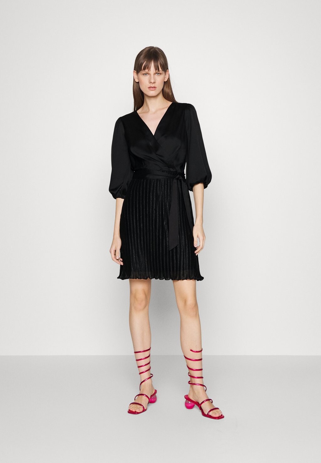 

Элегантное платье DKNY, черный