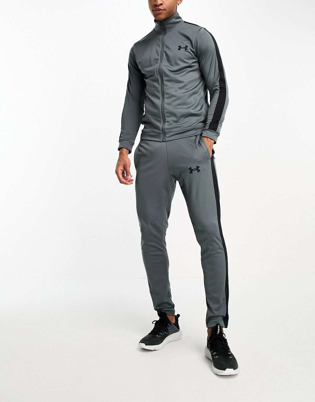 

Серый спортивный костюм Under Armour