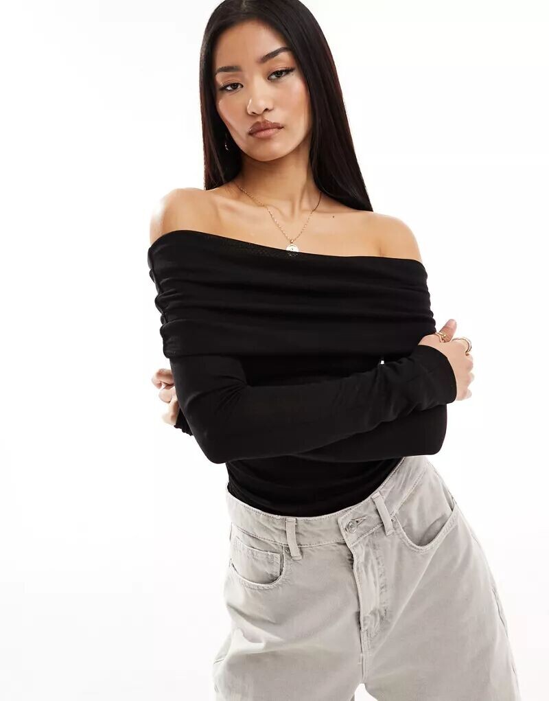 

Черный топ с длинными рукавами и вырезом кармен Pull&Bear