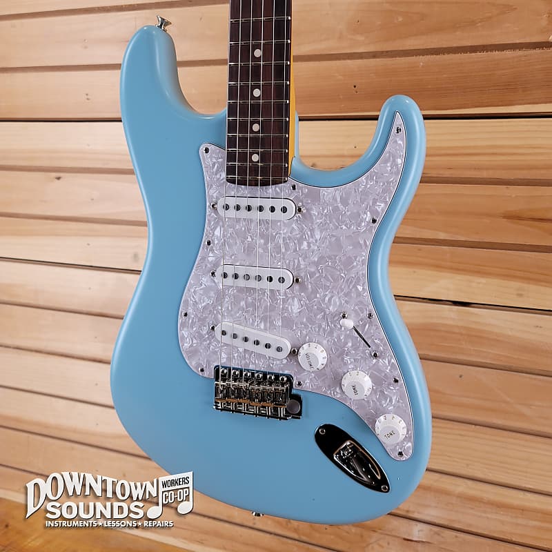 Электрогитара Fender Limited Edition Cory Wong Stratocaster with Fender Molded Hard Case - Daphne Blue cosi pattaya wong amat beach