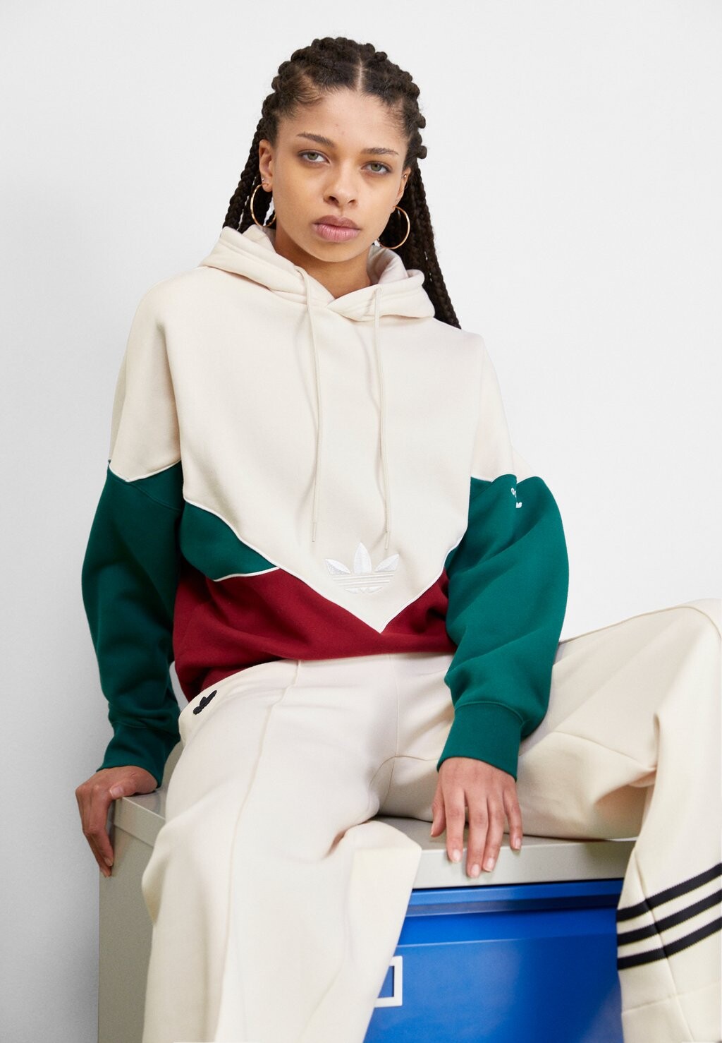 

Толстовка adidas Originals Hoodie, бежевый/зеленый/красный