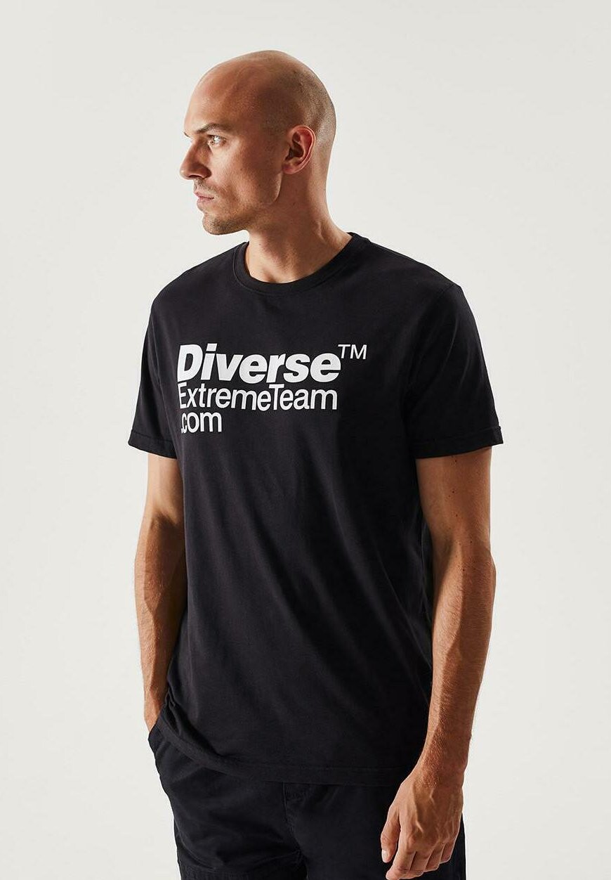 

Футболка с принтом Diverse, черный