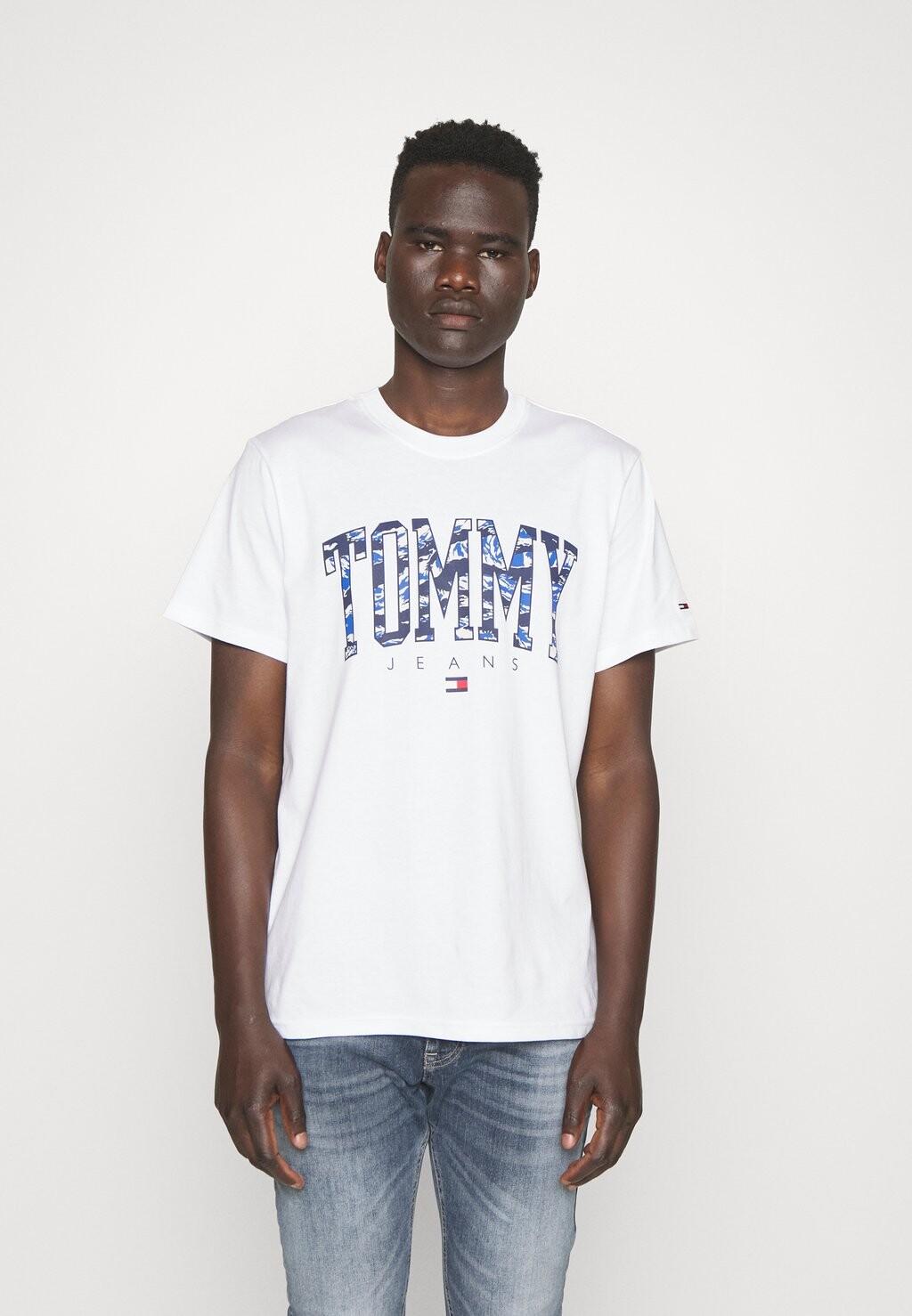 

Футболка с принтом CAMO COLLEGE TEE Tommy Jeans, белый