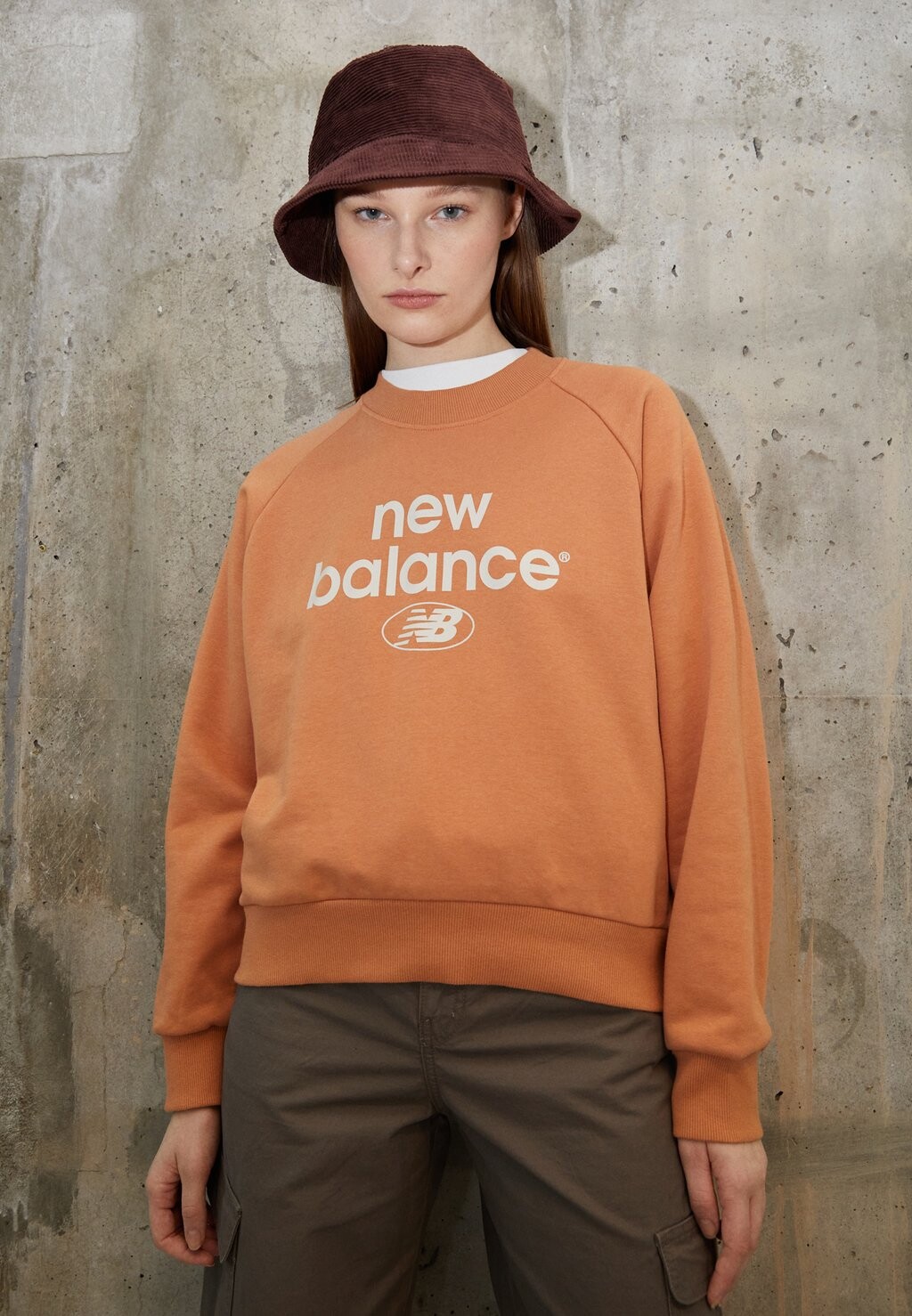 

Толстовка New Balance, коричневый